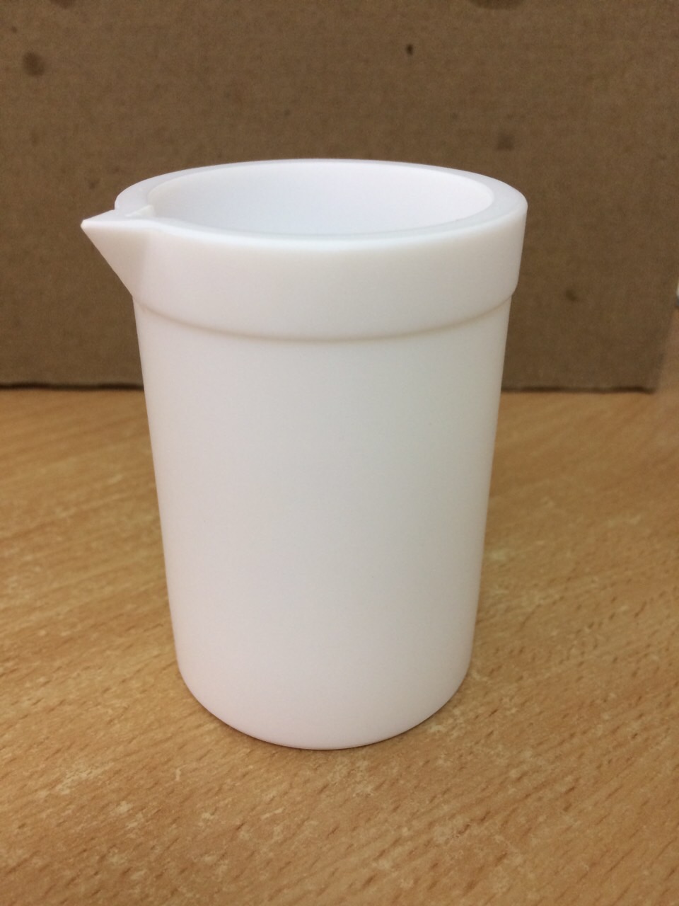 Cốc nhựa PTFE 100 ml có mỏ